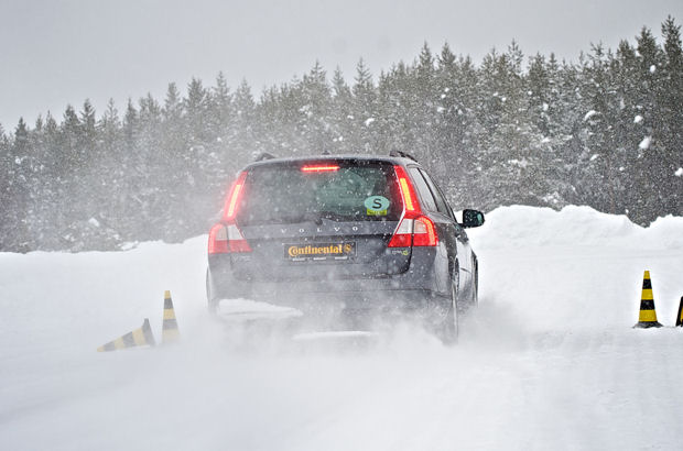 Große SUVs und Vans sind auf Schnee und Eis nur mit vollwertiger Winterbereifung sicher unterwegs.