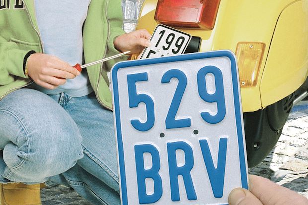 Blau statt schwarz: Ab März gelten nur noch aktuelle Versicherungskennzeichen.