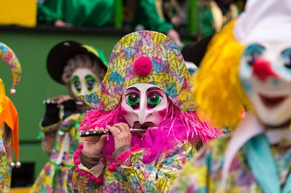 Rund 12.000 Fasnächtler in Kostüm und Maske, der sogenannten Larve, begeben sich bei der Cortège auf einen Rundkurs durch Groß- und Kleinbasel.