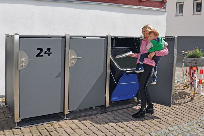 Selten eine Hand frei? Dann ist es praktisch, wenn die Mülltonnenverkleidung über einen automatischen Innendeckel und eine gesicherte Kippfunktion verfügt.