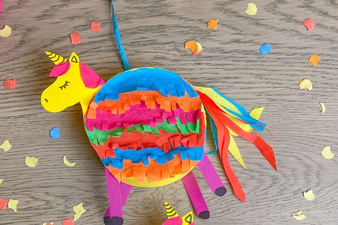 Mit einer Käseschachtel als "Grundlage" lassen sich farbenfrohe Einhorn-Pinatas basteln.