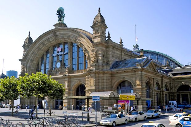 Durch seine zentrale Lage ist das Viertel rund um den Frankfurter Hauptbahnhof sehr gut an das Verkehrsnetz angebunden.
