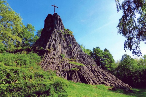 Auf der 13. Etappe des Natursteig Sieg passieren Wanderer den Druidenstein im Ortsbezirk Herkersdorf.