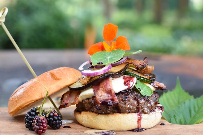 Wildschwein-Burger: Eine gesunde und leckere Alternative für die heimische Grillküche.