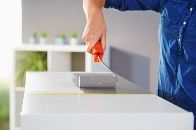 Weiternutzen statt austauschen: Beim Upcycling werden alte Möbel wieder aufgehübscht. Lösemittelfreie Lacke unterstützen dabei eine nachhaltige Einrichtung.