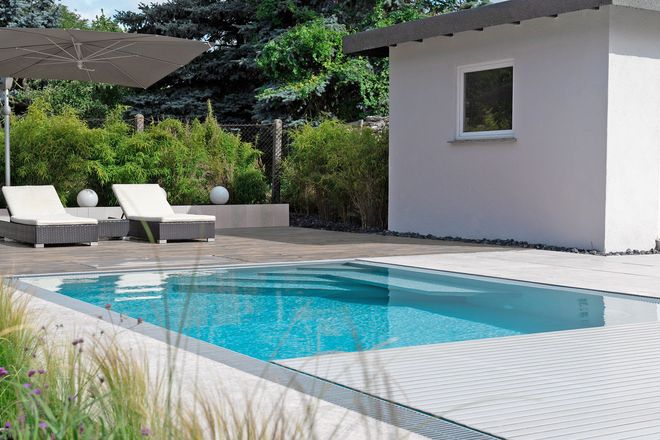 Moderne Technik sorgt dafür, dass beim Pool im eigenen Garten nur so viele Ressourcen verbraucht werden, wie man für hygienisch einwandfreies Wasser benötigt.