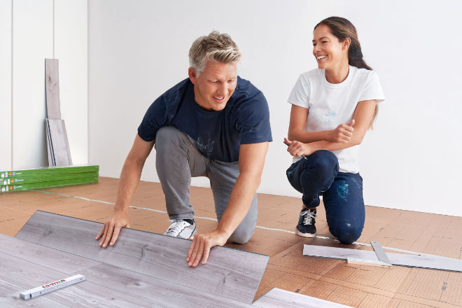 Ana Ivanović und Bastian Schweinsteiger machen es vor: Umweltfreundliche Green Vinyl Böden lassen sich einfach selbst verlegen. Sie sind emissionsarm, unterstützen somit ein wohngesundes Raumklima und können später noch recycelt werden.