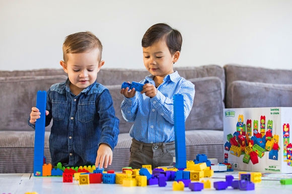 Ich bau mir meine Welt selbst: Spielsteine fördern Kreativität und räumliches Denken schon in jungen Jahren.