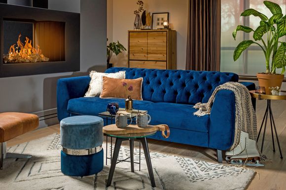 Dieses Sofa ist vom sogenannten Chesterfield-Sofa inspiriert.
