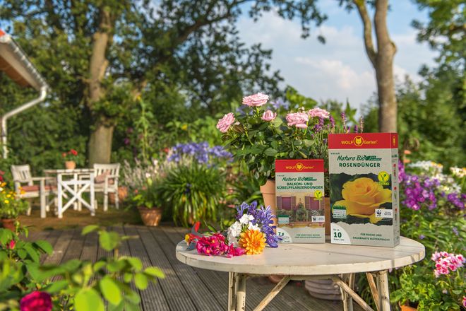 Nachhaltige Bio-Dünger versorgen Pflanzen mit allen notwendigen Nährstoffen. Umweltfreundlich ist bereits die Verpackung mit hohem Grasanteil.