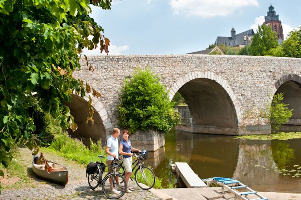 Von Wetzlar aus kann man auf dem Lahntal-Radweg dem romantischen Flusslauf folgen.