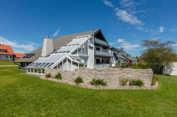Wer mit seinem Wintergarten als integriertem Bauteil im Haus seinen Wohnraum vergrößern möchte, sollte die passende Beschattungslösung für echtes Wohlfühlklima nicht vergessen.
