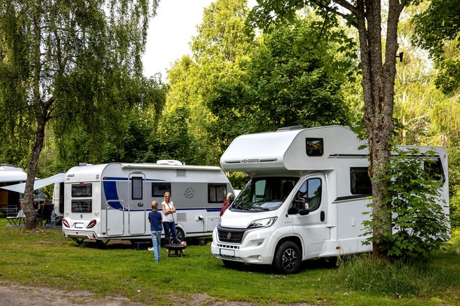 Die kleinen, gemütlichen Camping- und Reisemobilplätze sind von wilder Natur umgeben.