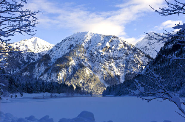 Die vielfältige Berg- und Seen-Landschaft der Naturparkregion Reutte können Naturbegeisterte auf zahlreichen Winterwanderwegen entdecken.