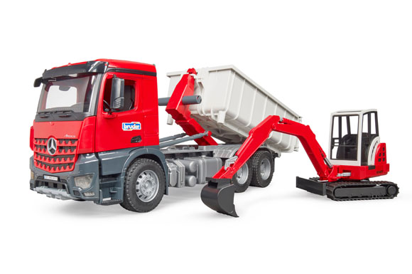 Die Aufgaben auf großen Baustellen können Kinder nun mit dem imposanten Mercedes-Benz Arocs Lkw mit Abrollcontainer und dem "Schaeff HR16" Minibagger nachspielen.