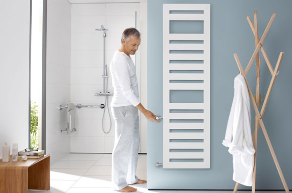 Das vorausschauende Sanieren alter Bad-Heizkörper bietet neben mehr Energieeffizienz auch ein Komfort-Plus im Alter dank spezieller barrierefreier Modelle.