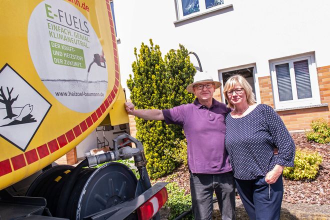 Das Ehepaar Krüg aus Oberfranken bekommt jetzt eine klimaschonende Mischung aus einer nahezu CO2-neutralen Brennstoffkomponente und Premium-Heizöl in ihren neuen Tank.