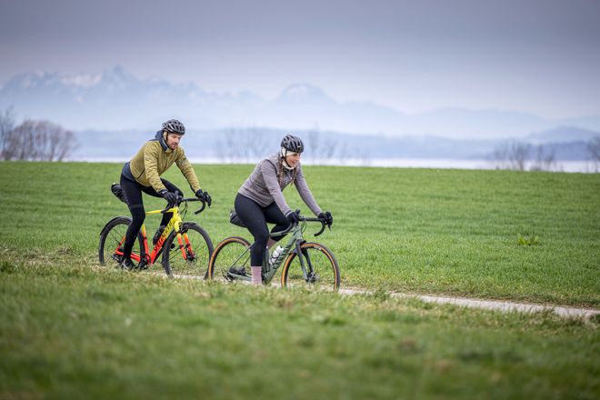 Gravelbiker k&ouml;nnen im Chiemgau w&auml;hlen zwischen genussvollen See-Runden, flowigen Flusswegen und fordernden Alpin-Challenges.
