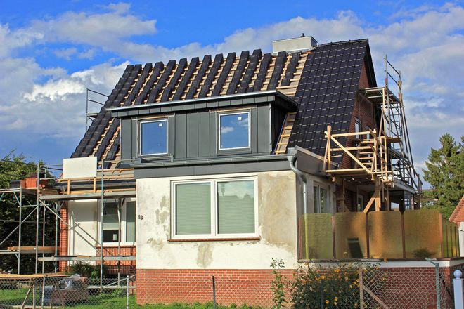 Wer Schwierigkeiten mit einem undichten Flachdach hat, kann mit einer Dachaufstockung das Problem lösen und sich zugleich weiteren Wohnraum sichern.