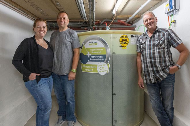 Das Ehepaar Lison als Hausbesitzer und der Energiehändler freuen sich in Villingen-Schwenningen über den mit einer neuen Brennstoffkombination gefüllten Tank.