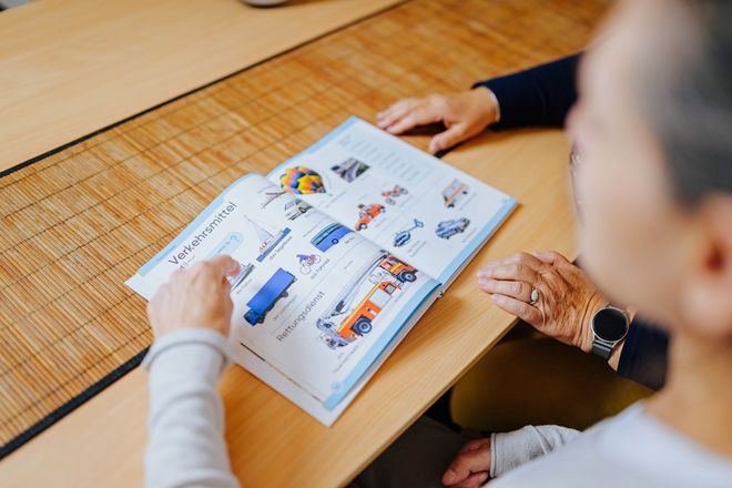 Nach einem Schlaganfall dauert es manchmal sehr lange, bis grundlegende Funktionen wiederhergestellt sind. Das verlangt auch den Angehörigen eine Menge Geduld ab.