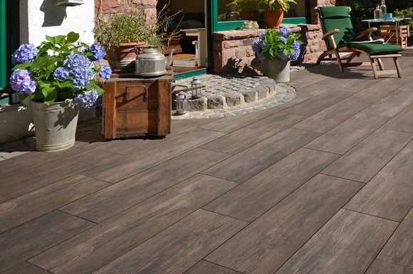 Gartengestaltung mit Holzoptik liegt im Trend. Nicht immer ist echtes Holz jedoch das ideale Material. Keramikoberflächen sind pflegeleichter, sehen aber genauso gut aus.