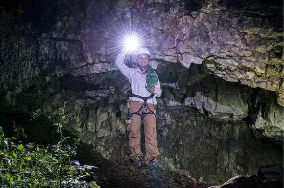 Lichtstarke LED-Taschenlampen sind mit Leuchtweiten von bis zu 300 Metern echte Fernscheinwerfer.