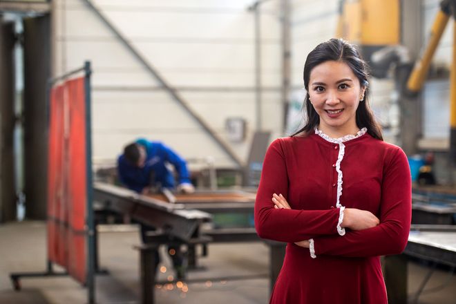 „Nicht zuletzt der Fachkräftemangel zwingt uns, neue Wege zu beschreiten. Ziel der 4-Tage-Woche in der Abteilung Elektrotechnik ist, eine bessere Work-Life-Balance für unser Team zu schaffen“, sagt Junior-Chefin Julia Peters.