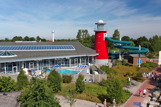 In der Wellness-Therme "Ocean Wave" kann man das ganze Jahr über in 30 Grad warmes Nordseewasser eintauchen.