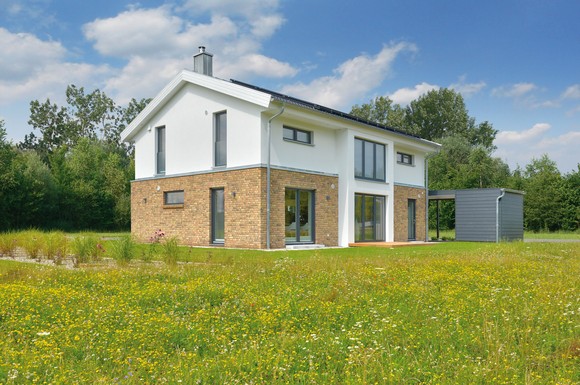 Klassischer nordischer Look kombiniert mit moderner Energiespartechnik: Immer mehr Bauherren lassen sich vom skandinavischen Baustil inspirieren.