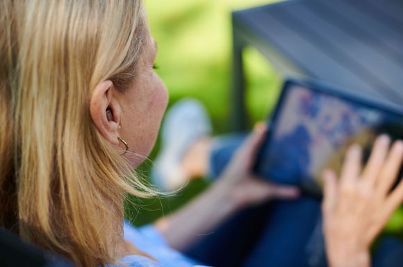 Videos übers Tablet anhören: Auch für digitale Anwendungen ist ein gutes Gehör wichtig.