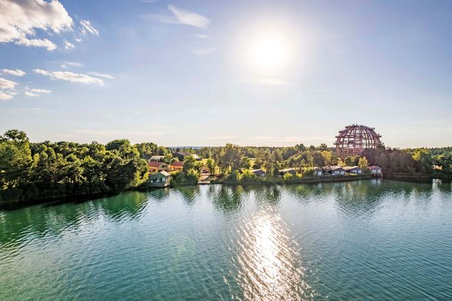 Am Ufer vom Steinberger See warten Wanderwege und mit der Erlebnisholzkugel eine ganz besondere Attraktion auf unternehmungslustige Familien.