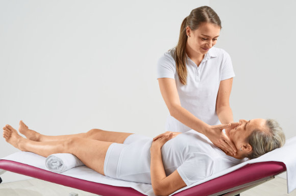 Eine Lymphdrainage beginnt immer am Hals und am Schlüsselbein, wo sich viele Lymphknoten sowie der Venenwinkel befinden.