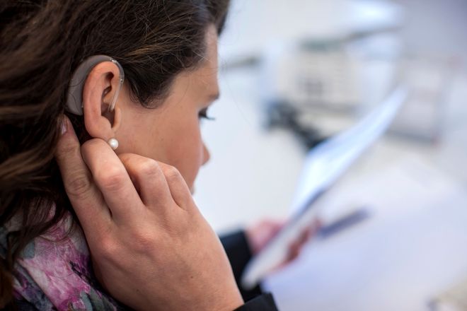 Hörbeeinträchtigungen können das Arbeitsleben erschweren - doch dafür gibt es Lösungen.