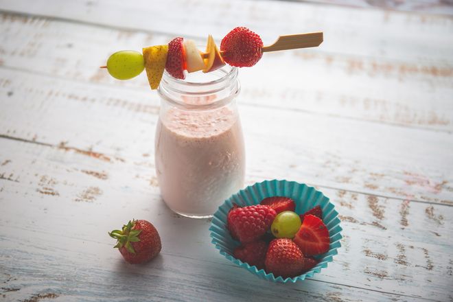 Ein Smoothie gefällt Schlafmützen und Kindern, die morgens nichts essen, sondern höchstens etwas trinken mögen.