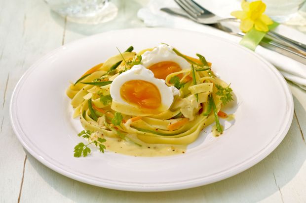 Leckeres Rezept mit Freilandei: "Oldenburger Eier im Nudelnest".