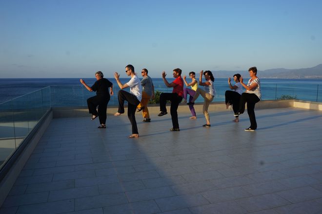 Yoga-Urlaub auf der Mittelmeerinsel Zypern: Hier befindet man sich in der Gesellschaft von Menschen, die den Spaß an dieser Entspannungsform teilen.