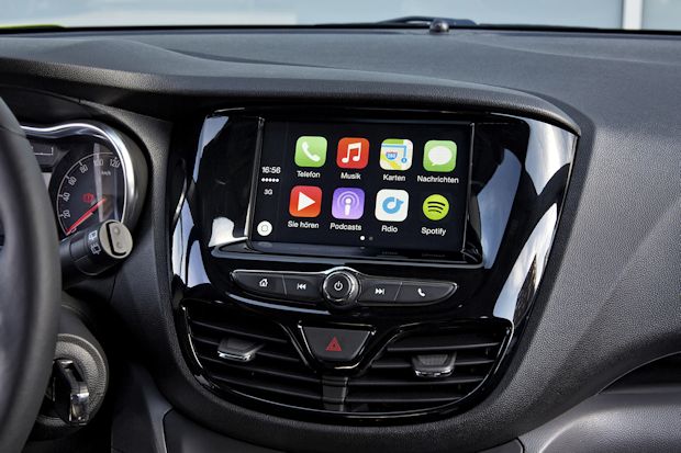 Nicht entweder oder, sondern sowohl als auch: Opel bindet Smartphones über Apple CarPlay und Android Auto bald in seine Modellpalette ein.