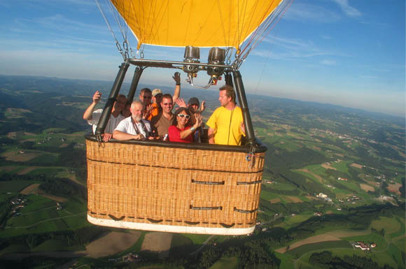 Eine gemeinsame Ballonfahrt kann eine schöne Geschenkidee sein, schließlich verspricht sie eine aufregende Zeit, an die man sich noch lange erinnert.