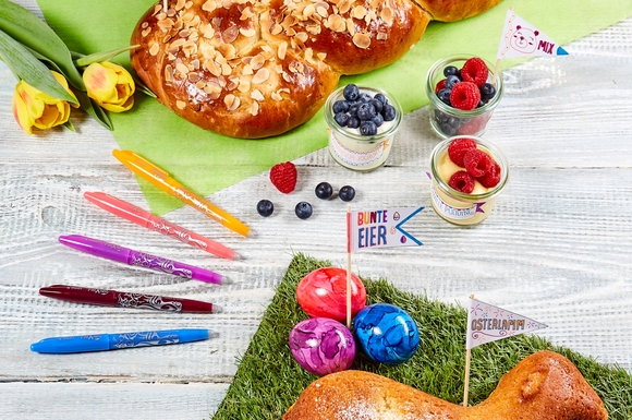 Eine bunte Dekoration fürs Oster-Buffet kann man leicht selbst basteln.