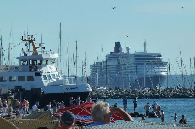 Urlaub für Seh- und Seeleute: Die Kreuzfahrtriesen, die auf der Kieler Förde ein- und auslaufen, scheinen in Laboe zum Greifen nah zu sein.