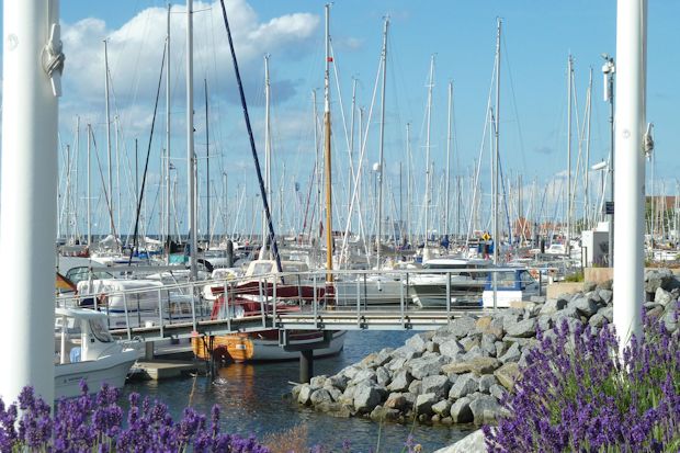 Der Yachthafen von Laboe lädt zum entspannten Bummeln ein - sowie zu vielen Aktivitäten auf dem Wasser.