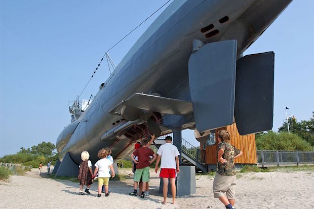 Wer möchte, kann in Laboe die U-995 besichtigen und die Enge eines Unterseeboots hautnah erleben.