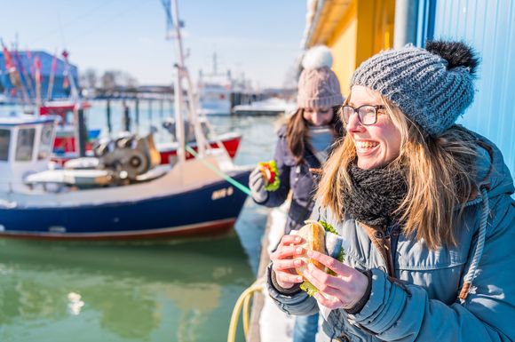 Weltfischbrötchentag: Am Samstag, 4. Mai, dreht sich an der Ostseeküste Schleswig-Holsteins alles um frische, knusprige Backwaren.