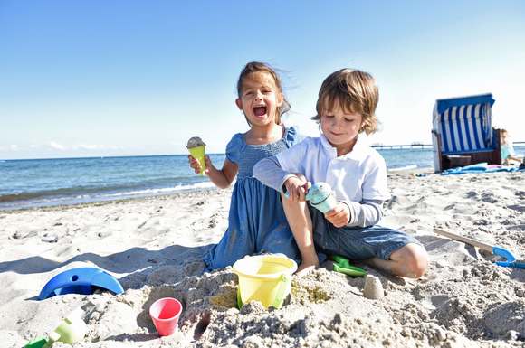 Sommer, Sonne, Sand und Meer: An der Ostseeküste Schleswig-Holsteins finden gerade Familien mit Kindern alles, was einen gelungenen Urlaub ausmacht.