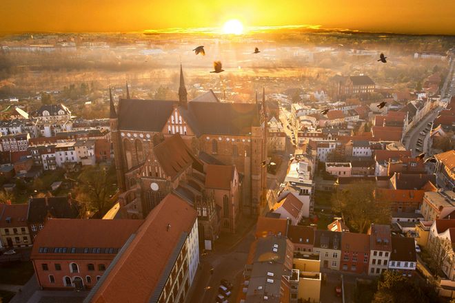 Blick auf Wismar: Seit 20 Jahren gehört die historische Altstadt mit ihren monumentalen Backsteinkirchen und repräsentativen Kaufmannshäusern zum Welterbe der UNESCO.