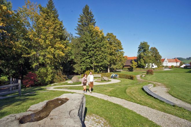Ein Spaziergang durch den Meditationsgarten im Kneipp-Aktiv-Park wirkt entschleunigend und schenkt innere Ruhe.