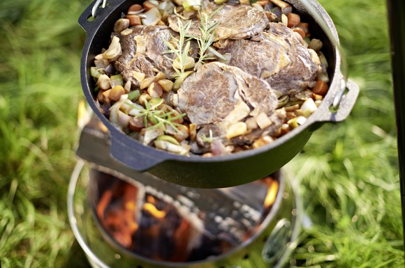 Braten, Backen, Eintöpfe kochen - die gusseisernen Dutch Oven sind vielseitig einsetzbar.