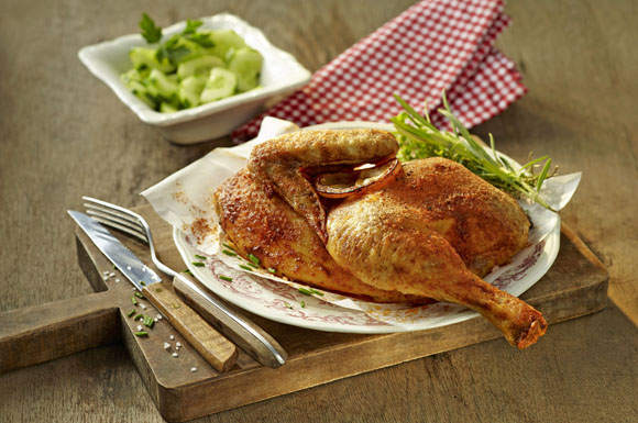 Wer Lust auf Oktoberfestgenuss hat, kann sich den Duft der Hendlbraterei mit einem feurigen Brathendl zu Gurkensalat auch ganz einfach nach Hause holen.