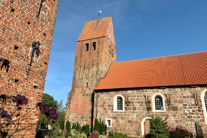 Sehenswert: Die evangelisch-lutherische St.-Johannes-Kirche in Wiefelstede geht auf den ältesten Kirchenbau des Ammerlandes zurück. Er wurde um das Jahr 1200 begonnen.